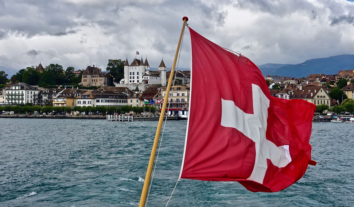 Ville de Nyon en Suisse avec son chateau et son immobilier