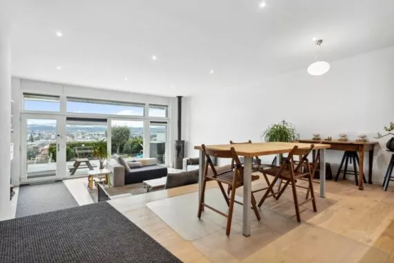 Villa contigüe de 5.5 pièces avec vue imprenable sur le lac