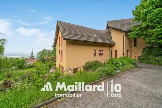 VILLARS-BURQUIN – Appartement-villa de 4,5 pièces avec très grand jardin et vue sur le lac