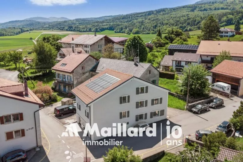 Entièrement rénovée au centre du village, environnement verdoyant et paisible !