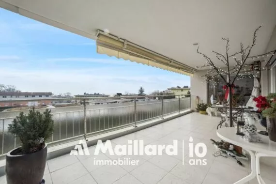 Magnifique et spacieux appartement de 5.5 pièces avec vue imprenable sur le lac et les Alpes !