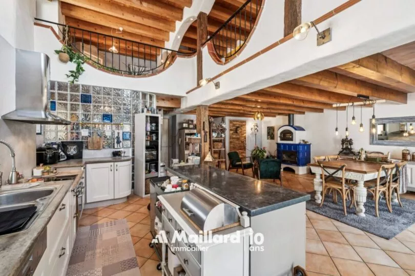 Amateurs de vieilles pierres, superbe bâtisse entièrement rénovée avec studio-bureau indépendant