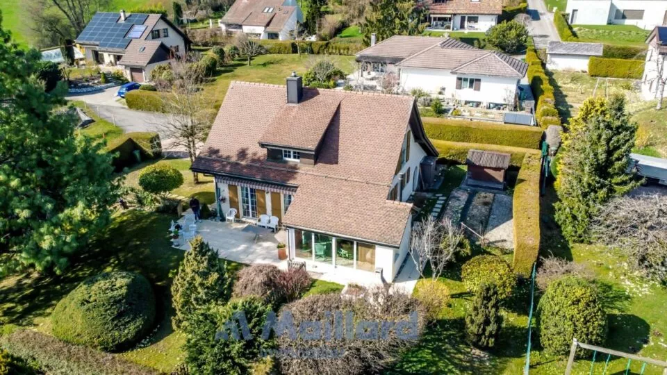 Charmante villa indiviudelle de 6.5 pièces au coeur de Savigny