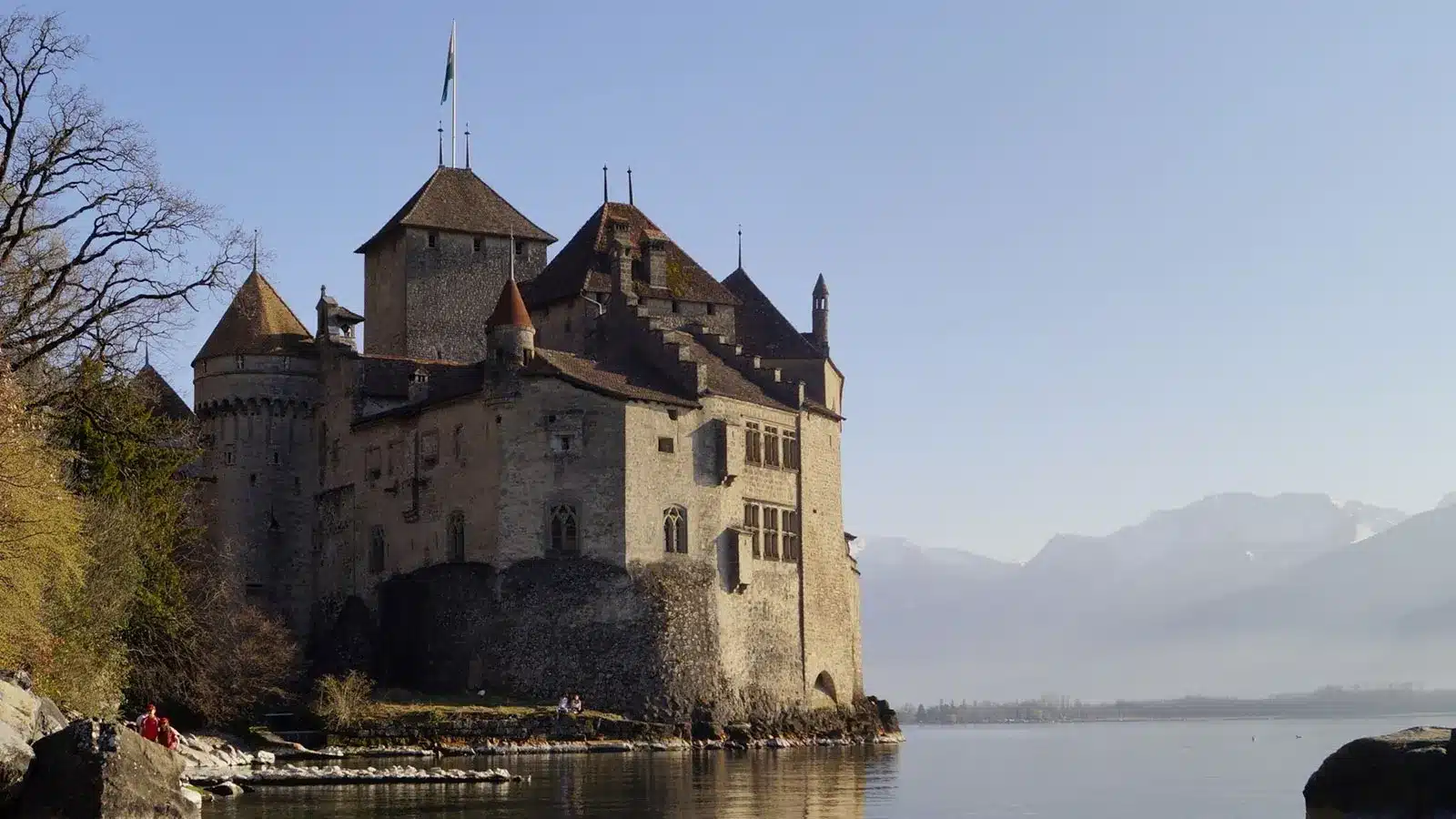 vue sur le chateau de montreux et le lac