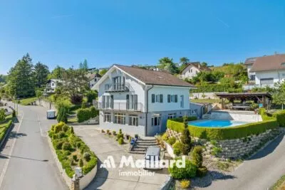 Propriété avec 2 appartements indépendants et atelier