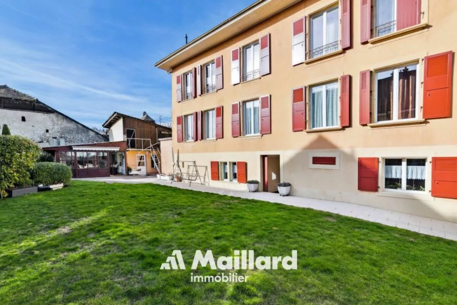 Maison villageoise avec 2 appartements, surface commerciale & annexes
