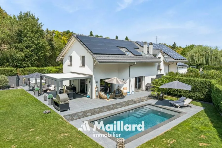 Villa contemporaine avec piscine dans un cadre naturel exceptionnel