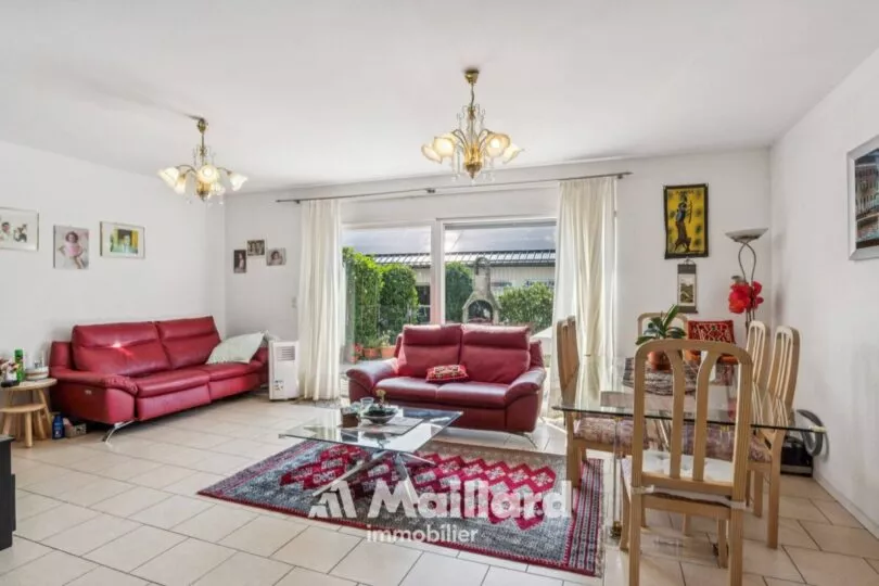 Charmante maison contiguë avec jardin à Perroy