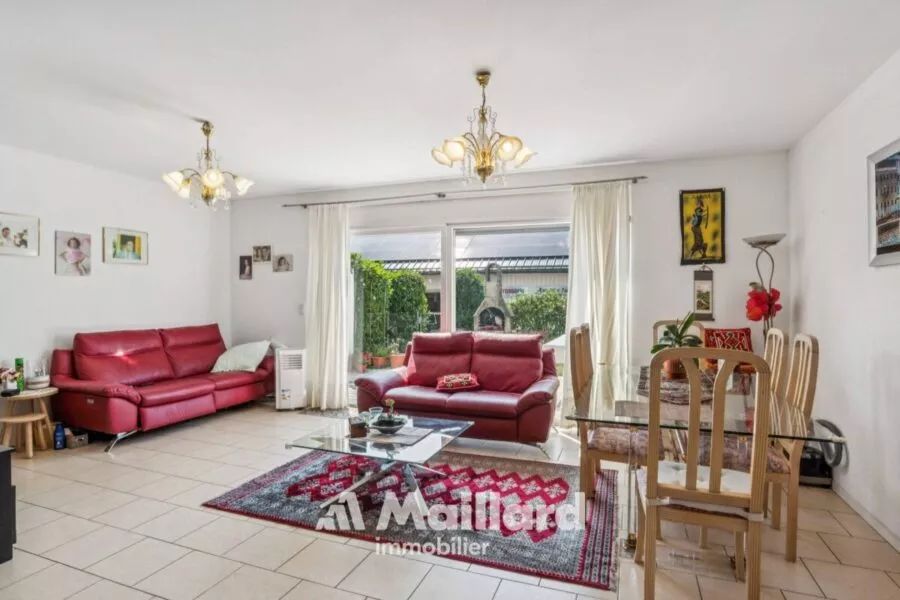Charmante maison contiguë avec jardin à Perroy